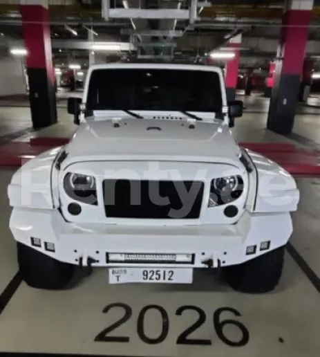 Jeep Wrangler (Blanco), 2018 para alquiler en Dub&aacute;i