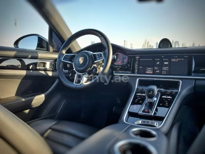 Porsche Panamera 4S (Nero), 2020 in affitto a Dubai
