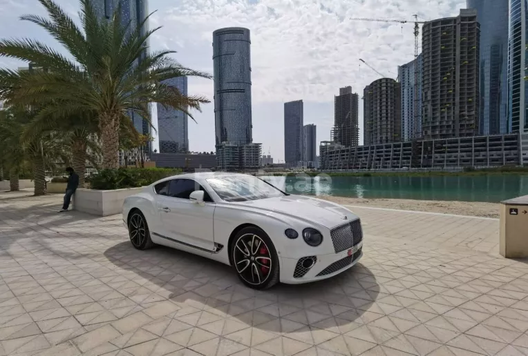 Bentley Continental GT (Blanco), 2020 para alquiler en Dub&aacute;i