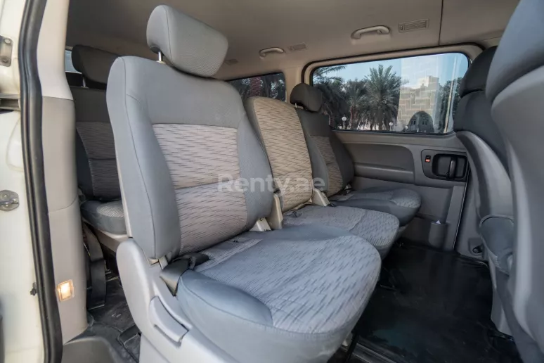 Hyundai H1 (Blanco), 2016 para alquiler en Dub&aacute;i