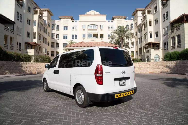 Hyundai H1 (Blanco), 2016 para alquiler en Dub&aacute;i