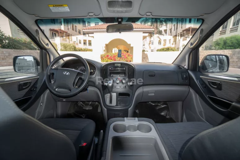 Hyundai H1 (Blanco), 2016 para alquiler en Dub&aacute;i