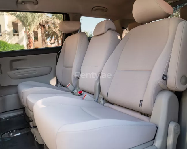 KIA Carnival (Gris), 2019 para alquiler en Dub&aacute;i