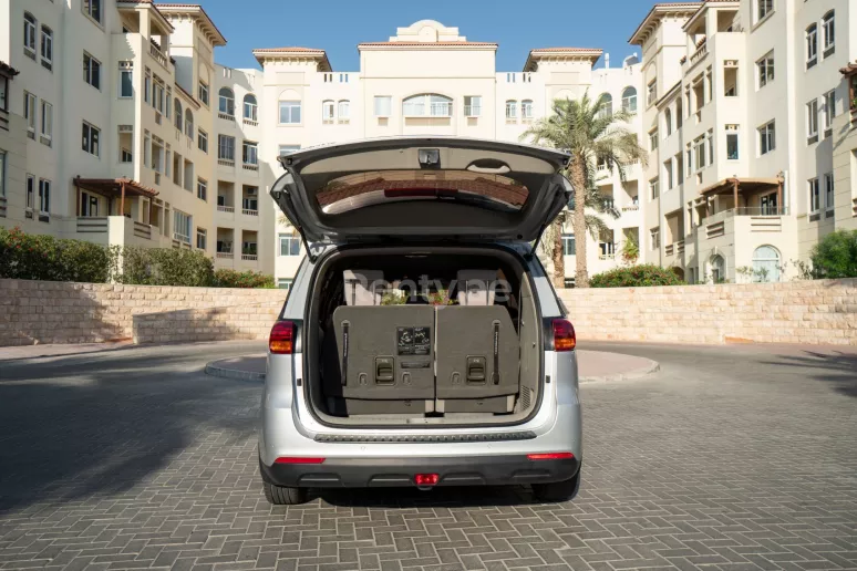 KIA Carnival (Gris), 2019 para alquiler en Dub&aacute;i