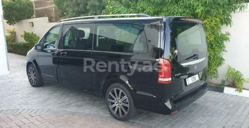 Mercedes V 250 (Zwart), 2020 te huur in Dubai