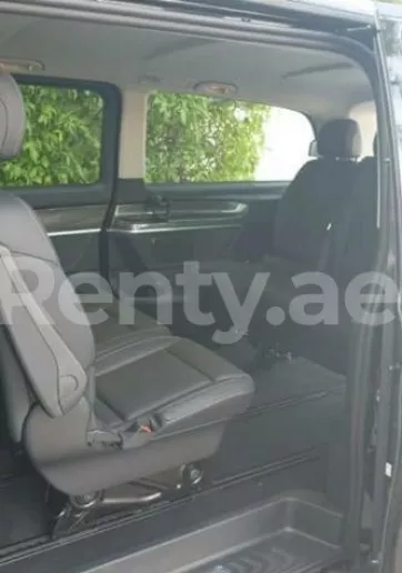 Mercedes V 250 (Zwart), 2020 te huur in Dubai