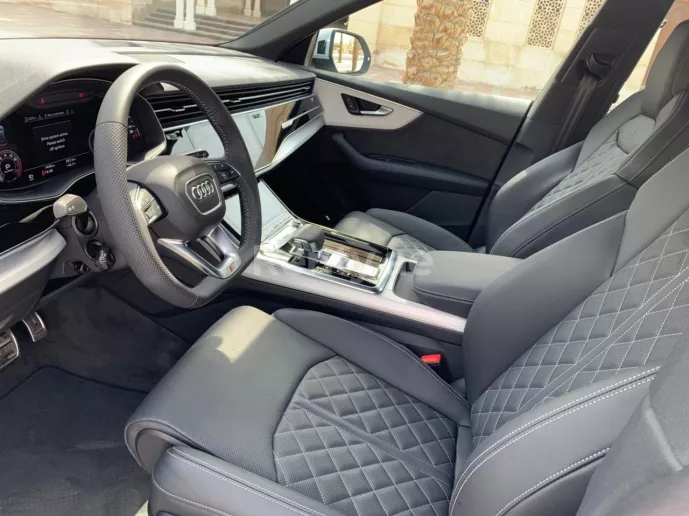 Audi Q8 (Blanco), 2020 para alquiler en Dub&aacute;i