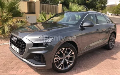 Audi Q8 (Blanco), 2020 para alquiler en Dub&aacute;i