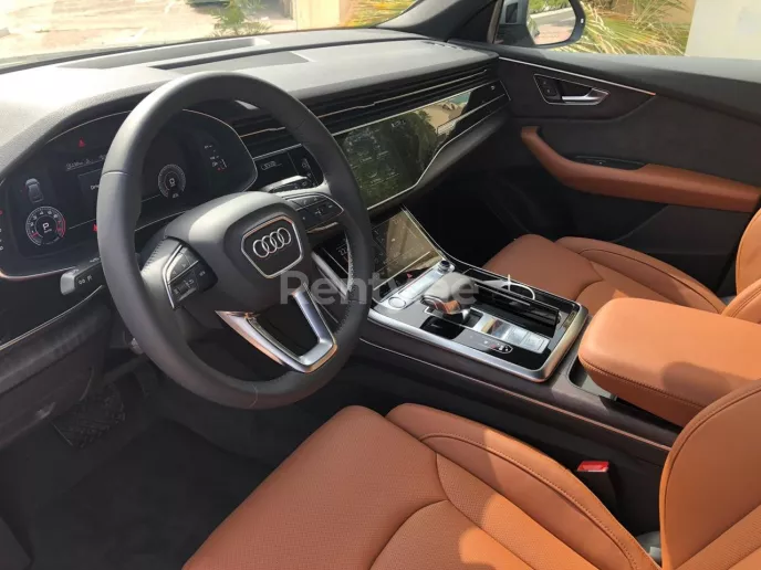 Audi Q8 (Blanco), 2020 para alquiler en Dub&aacute;i