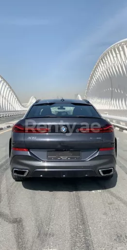 BMW X6 (Negro), 2020 para alquiler en Dub&aacute;i
