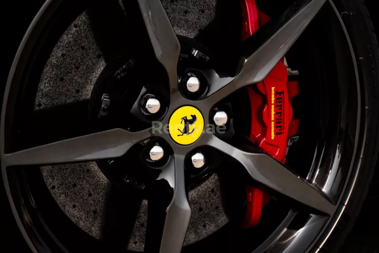 Ferrari 488 Spyder (Noir), 2018 &agrave; louer &agrave; Duba&iuml;