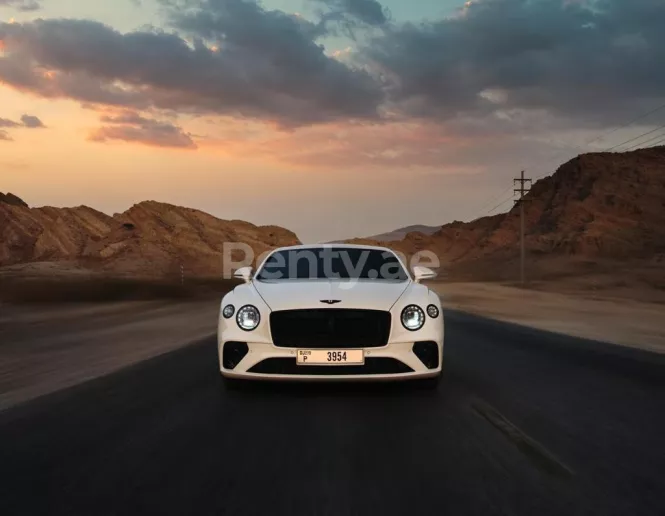 Bentley Continental GT (Blanco), 2020 para alquiler en Dub&aacute;i
