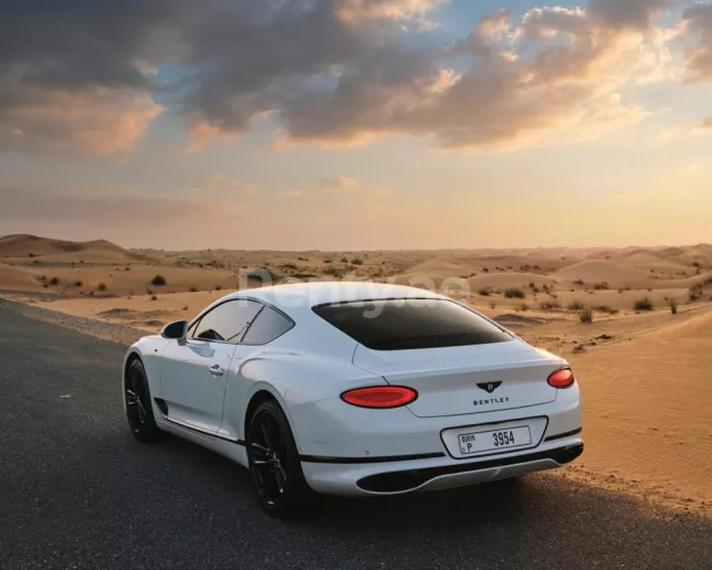 Bentley Continental GT (Blanco), 2020 para alquiler en Dub&aacute;i