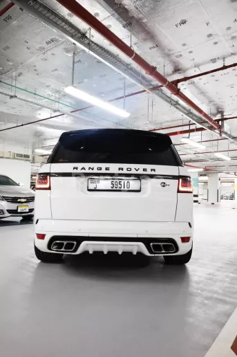在迪拜 租 路虎揽胜运动 SVR (白色), 2021
