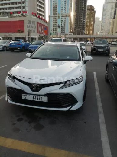 Toyota Camry (Blanco), 2020 para alquiler en Dub&aacute;i