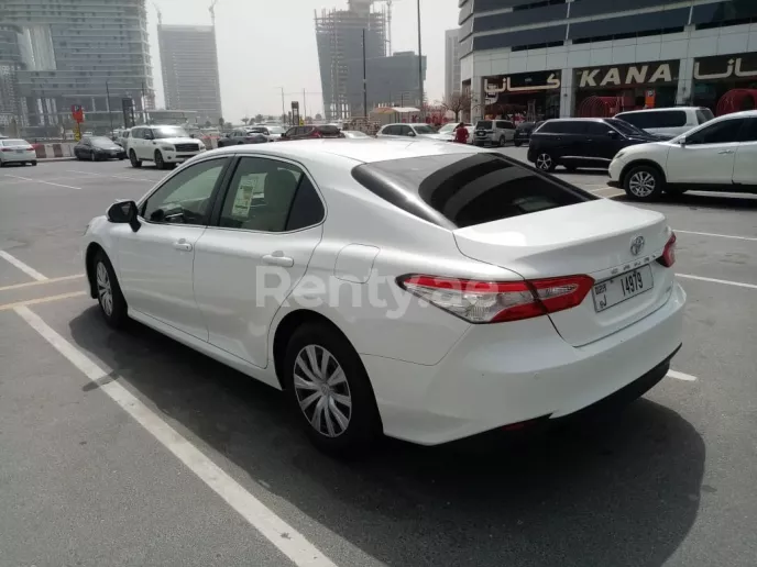 Toyota Camry (Blanco), 2020 para alquiler en Dub&aacute;i