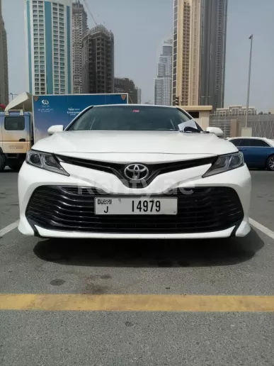 Toyota Camry (Blanco), 2020 para alquiler en Dub&aacute;i