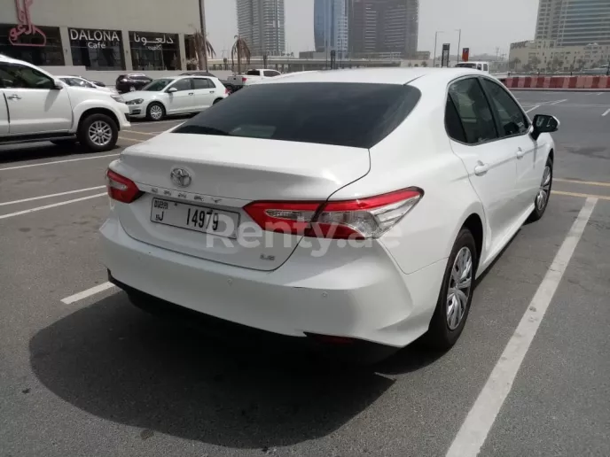 Toyota Camry (Blanco), 2020 para alquiler en Dub&aacute;i