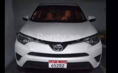 在迪拜 租 丰田汽车RAV4 (白色), 2018