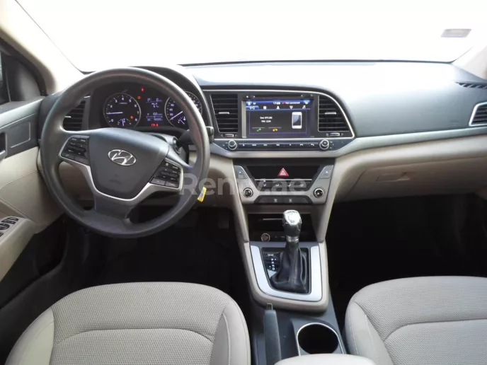 Abu Dabi'de kiralık Hyundai Elantra (G&uuml;m&uuml;ş), 2017