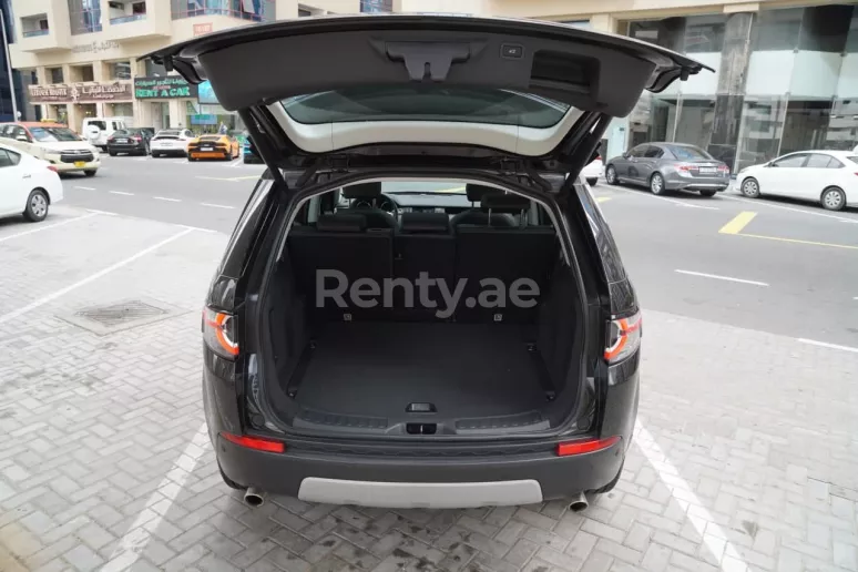 Range Rover Discovery (Grigio), 2019 in affitto a Sharjah