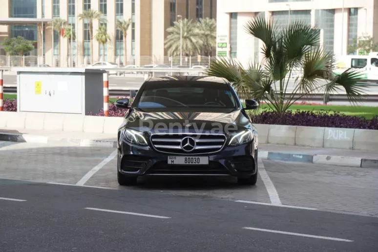 Şarika'de kiralık Mercedes E Serisi (Siyah), 2019