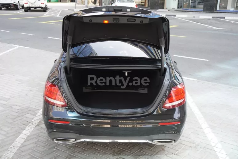 Şarika'de kiralık Mercedes E Serisi (Siyah), 2019