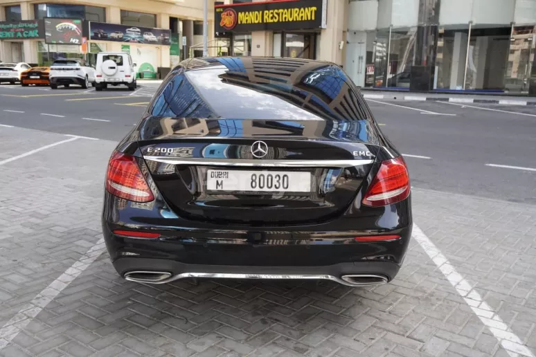 Şarika'de kiralık Mercedes E Serisi (Siyah), 2019