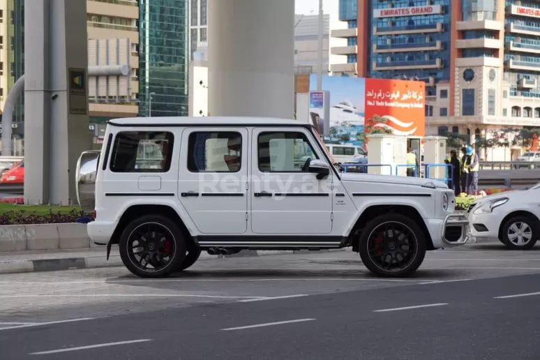 Şarika'de kiralık Mercedes G Serisi (Beyaz), 2021