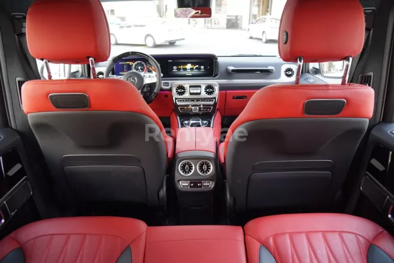 Şarika'de kiralık Mercedes G Serisi (Beyaz), 2021