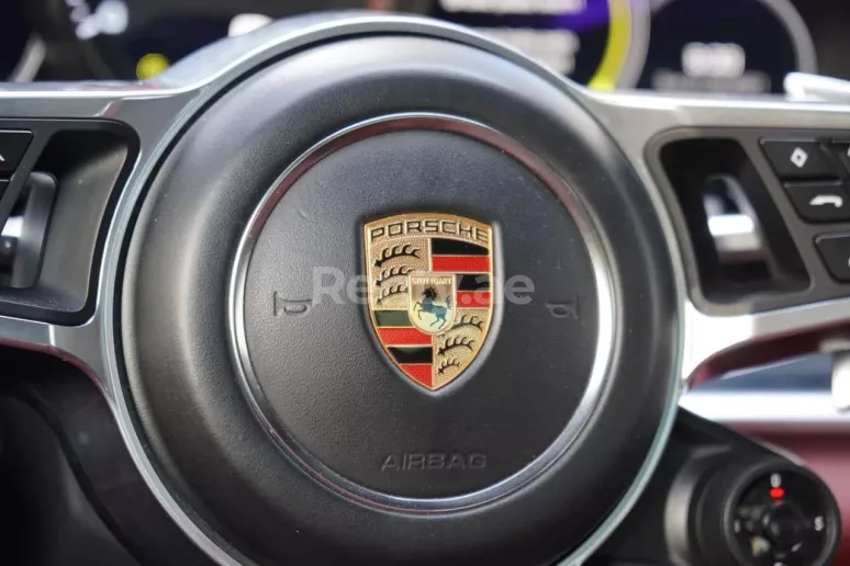 Porsche Panamera (Белый), 2019 для аренды в Шарджа