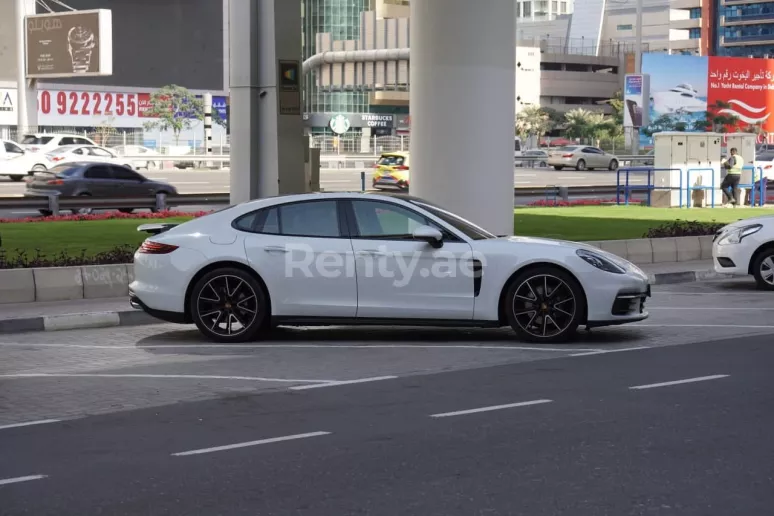 Porsche Panamera (Белый), 2019 для аренды в Шарджа