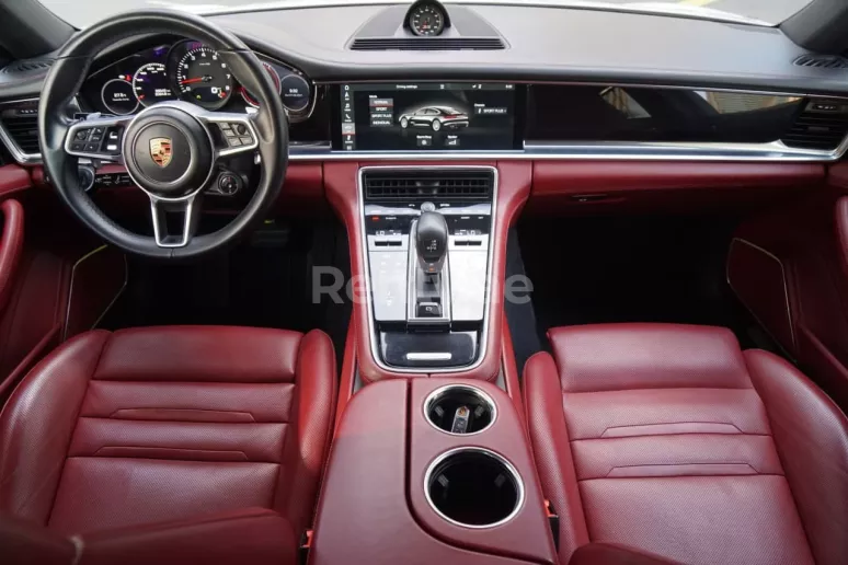 Porsche Panamera (Белый), 2019 для аренды в Шарджа