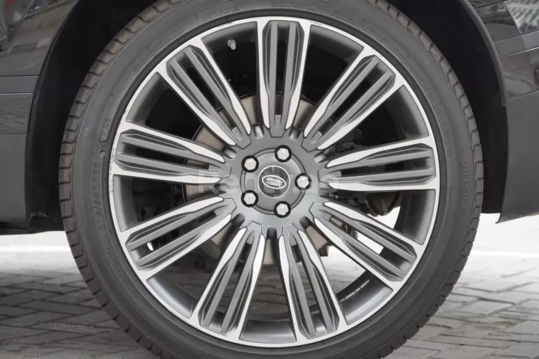 Şarika'de kiralık Range Rover Velar (Siyah), 2019