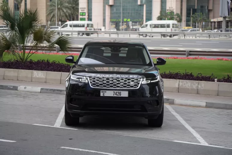 Şarika'de kiralık Range Rover Velar (Siyah), 2019