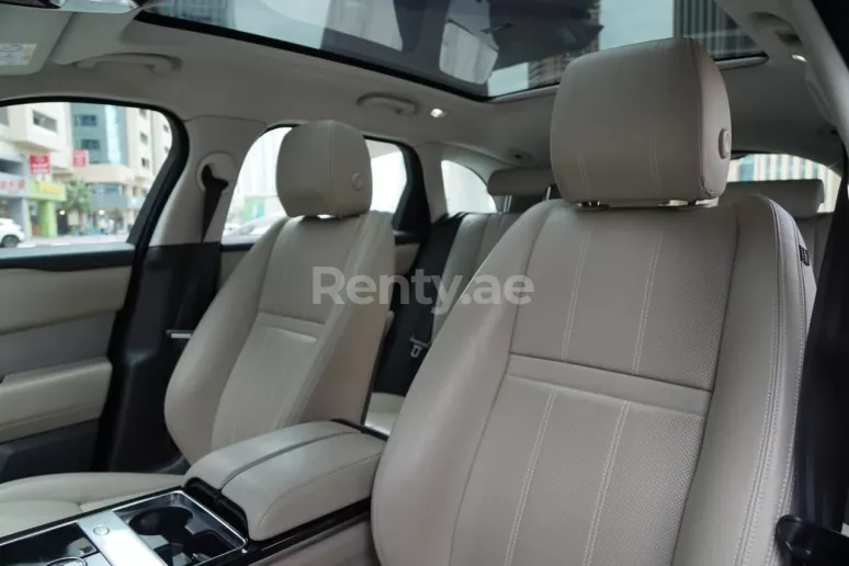 Şarika'de kiralık Range Rover Velar (Siyah), 2019