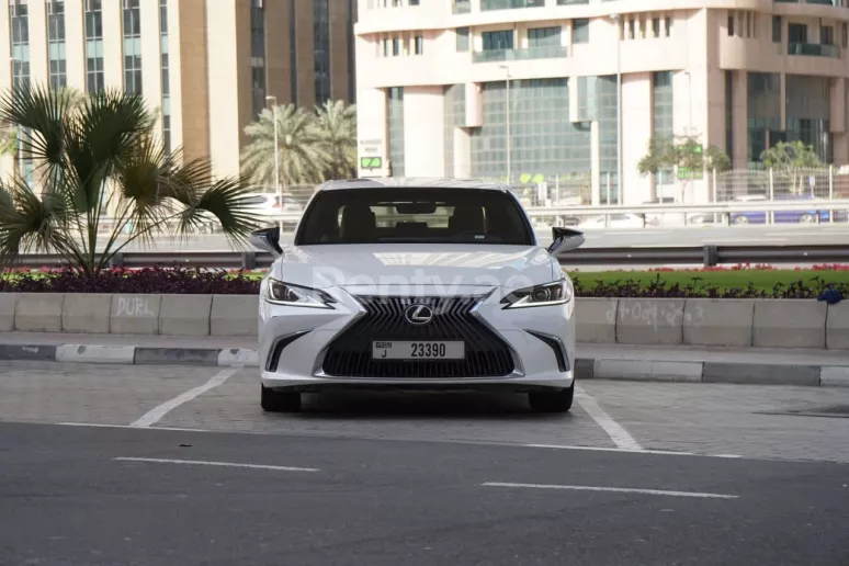 إيجار لكزس ES350 (أبيض), 2019 في الشارقة