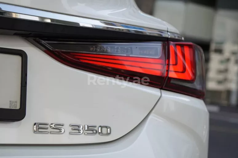 إيجار لكزس ES350 (أبيض), 2019 في الشارقة
