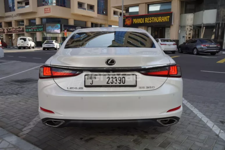 إيجار لكزس ES350 (أبيض), 2019 في الشارقة