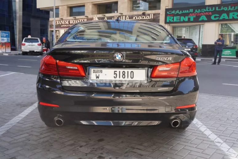 BMW 5 Series (Черный), 2019 для аренды в Шарджа