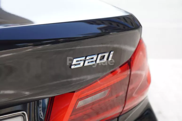 BMW 5 Series (Черный), 2019 для аренды в Шарджа