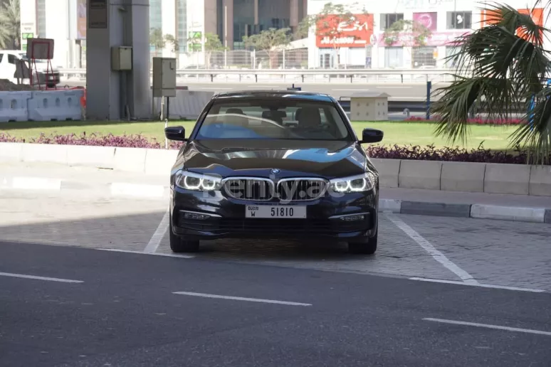 BMW 5 Series (Черный), 2019 для аренды в Шарджа