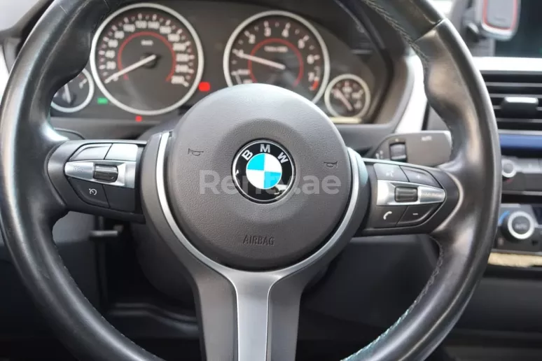 BMW 3 Series (Белый), 2019 для аренды в Шарджа
