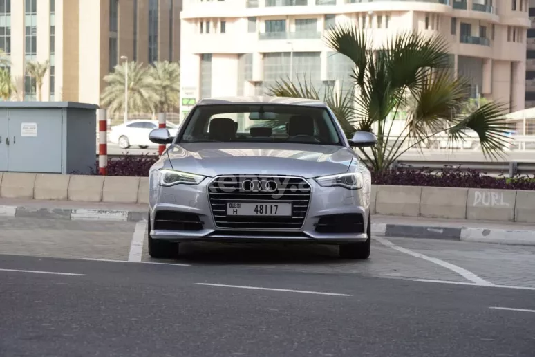 Audi A6 (Plata), 2018 para alquiler en Sharjah