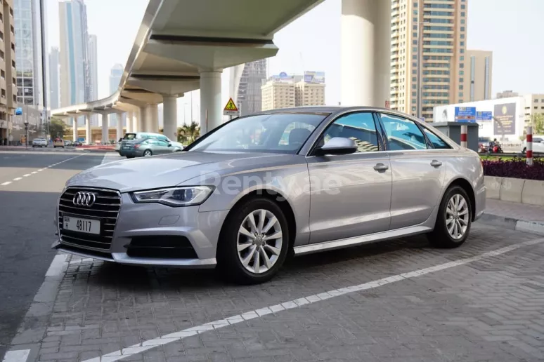 Audi A6 (Plata), 2018 para alquiler en Sharjah