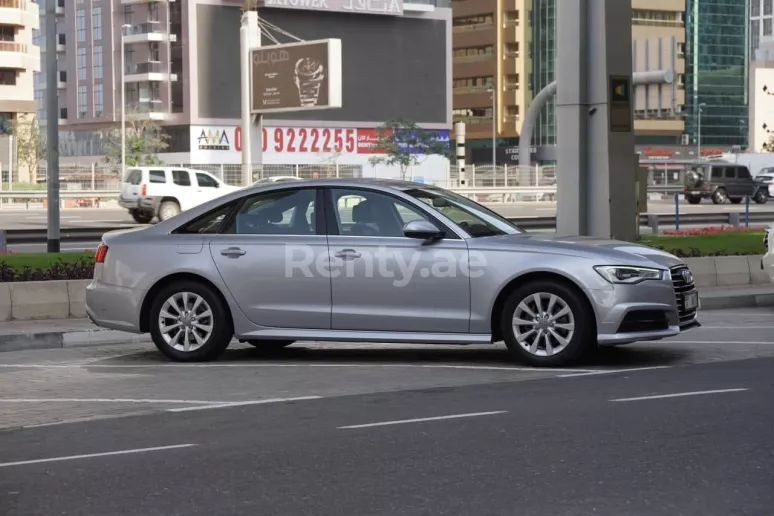 Audi A6 (Plata), 2018 para alquiler en Sharjah