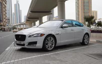 Jaguar XF (Wei&szlig;), 2019 zur Miete in Sharjah