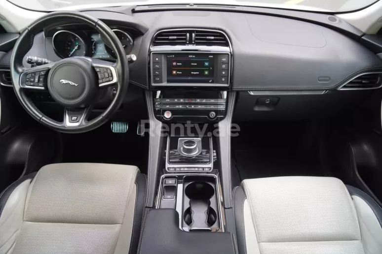 Jaguar F-Pace (Blanc), 2019 &agrave; louer &agrave; Sharjah