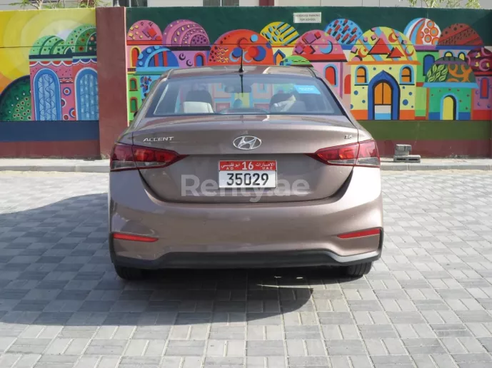 Hyundai Accent (Mar&oacute;n), 2018 para alquiler en Dub&aacute;i