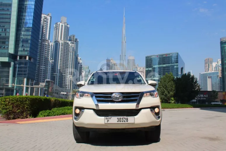 Toyota Fortuner (Жемчужно-белый), 2020 для аренды в Дубай